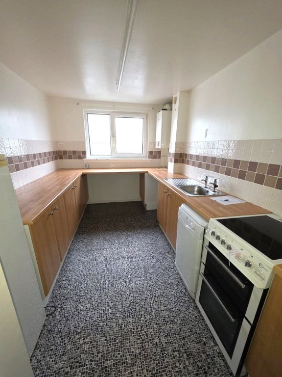 Property photo 3 of 12 Kitchen