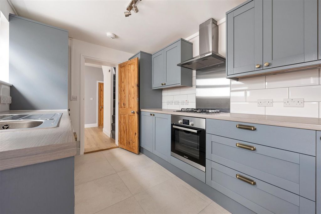 Property photo 3 of 23 Lavender Street, E15