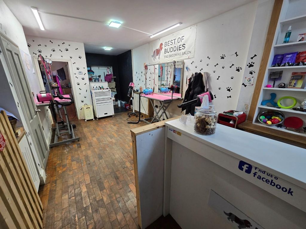 Property photo 2 of 11 Shop Main Room