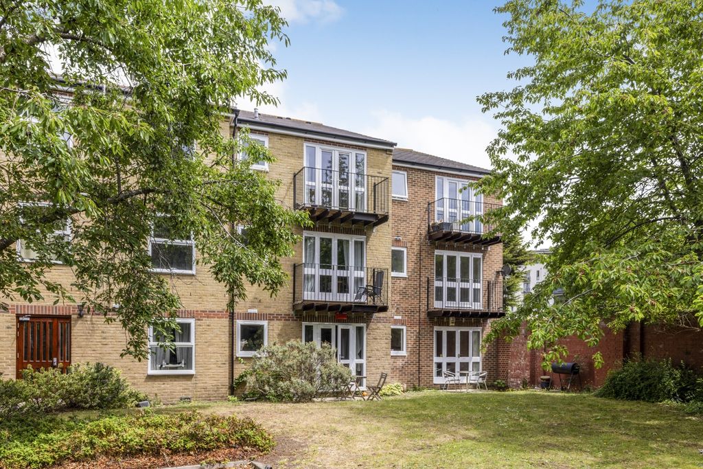 Property photo 2 of 14 Communal Garden (...