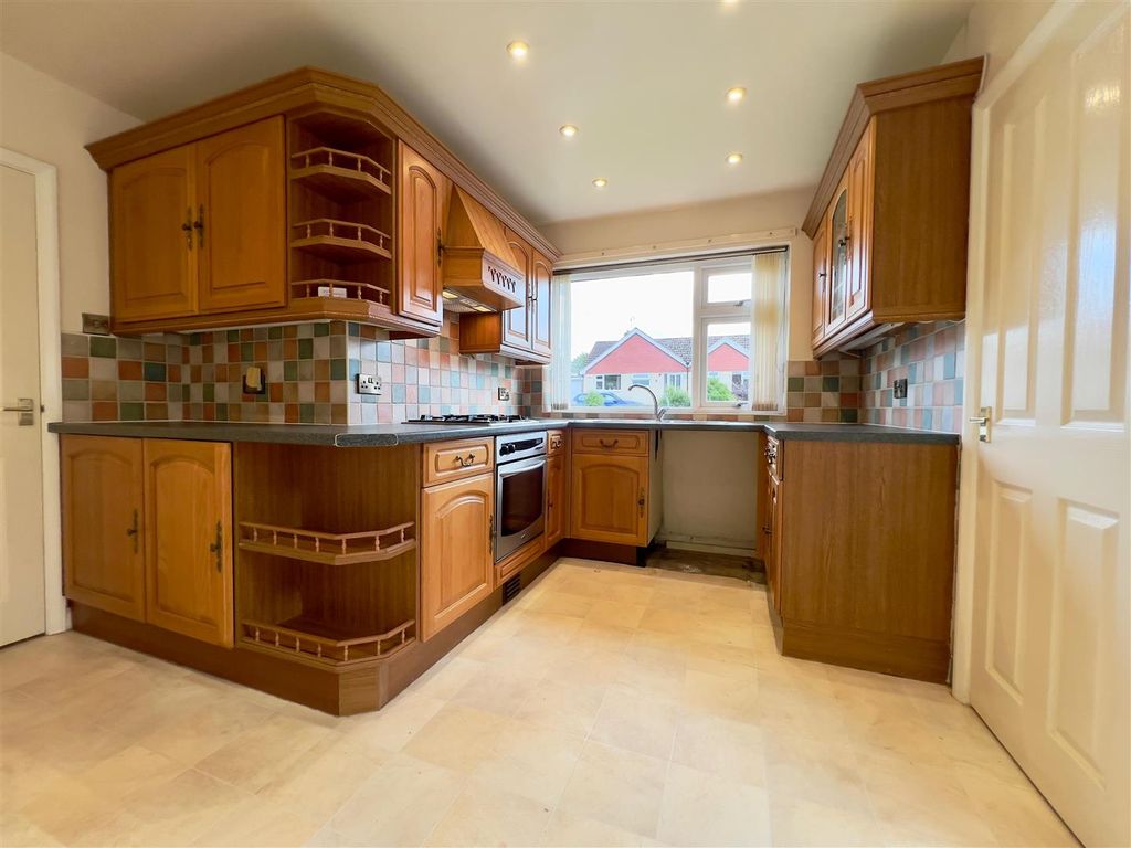 Property photo 2 of 9 Kitchen