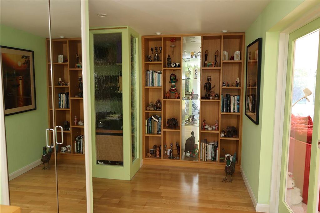 Property photo 3 of 19 Hallway