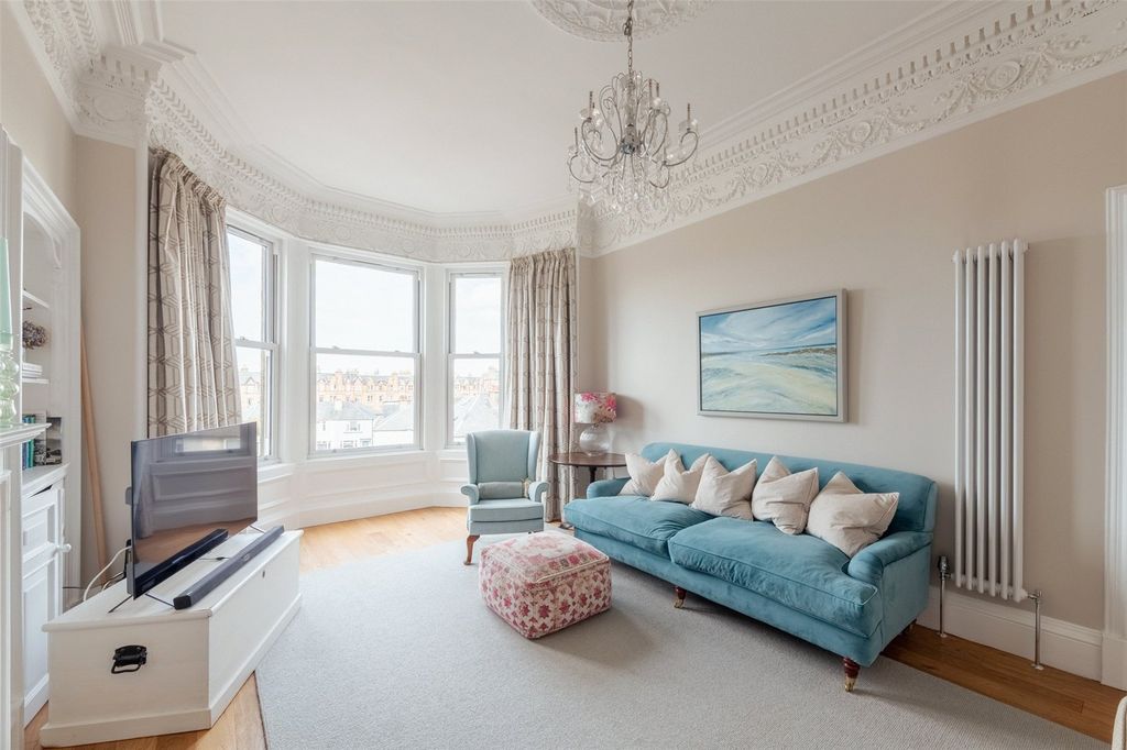 Property photo 2 of 23 94 Polwarth Gardens