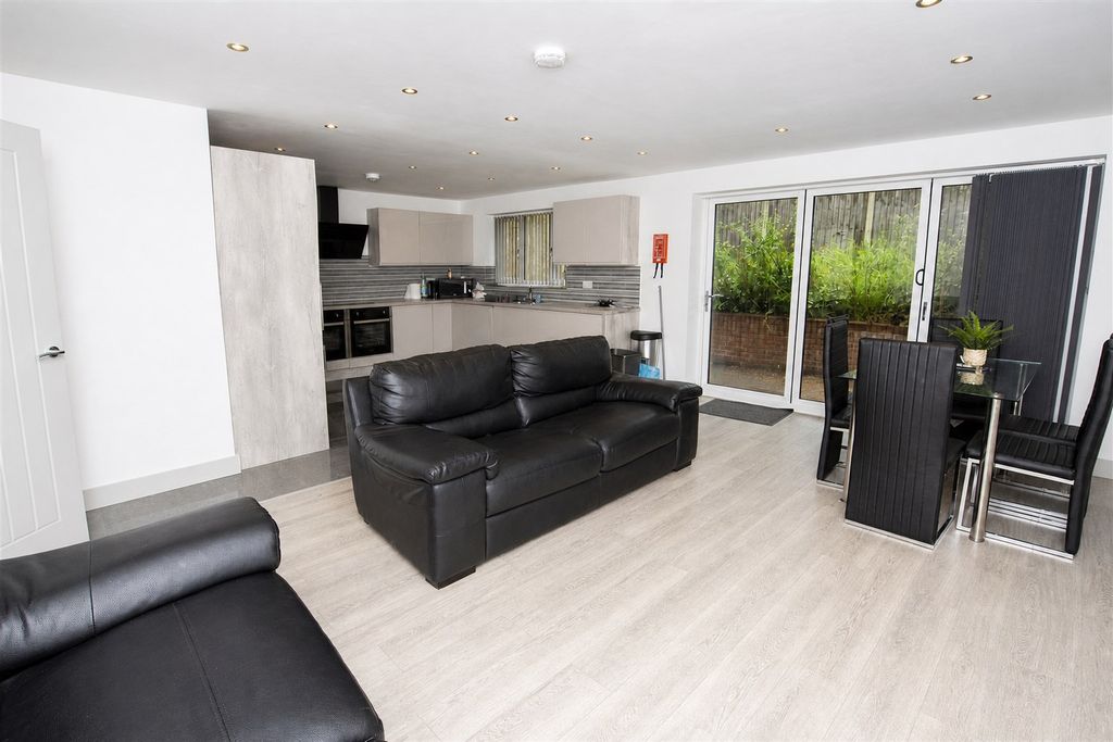 Property photo 1 of 14 Approach