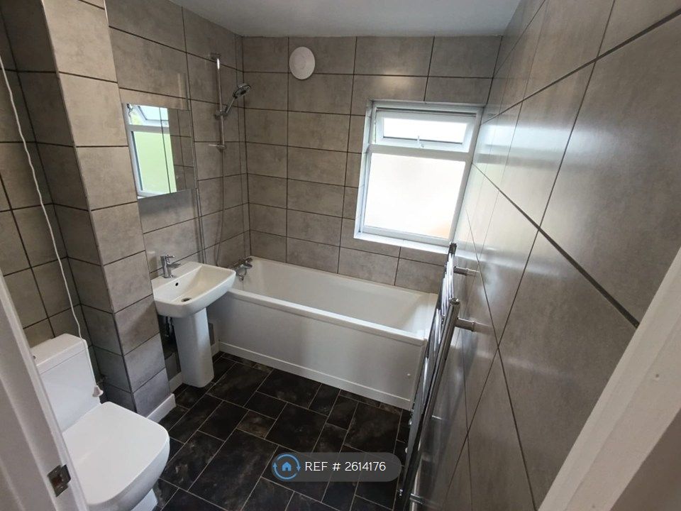 Property photo 3 of 11 Bathroom