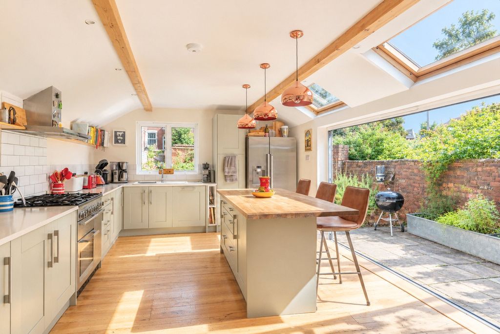 Property photo 3 of 10 Kitchen