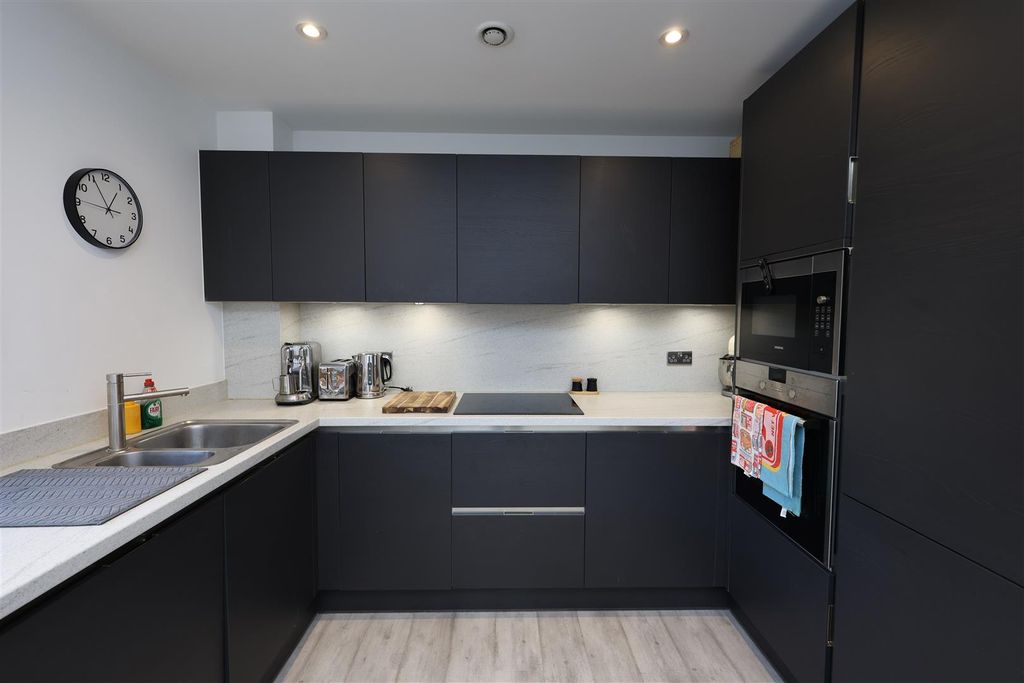 Property photo 3 of 18 Kitchen