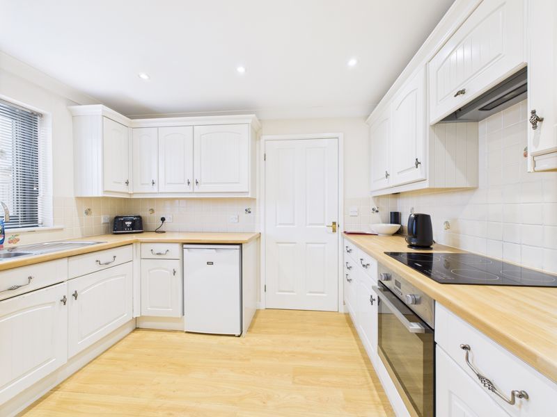 Property photo 3 of 9 Kitchen