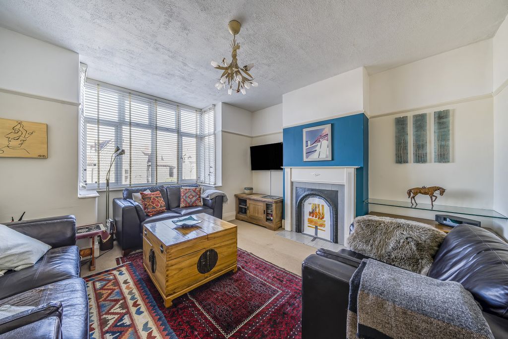 Property photo 2 of 21 Lounge