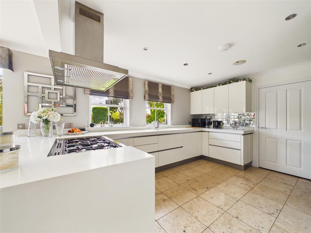 Property photo 3 of 25 Cam03303G0-Pr0353-Still011.Jpg