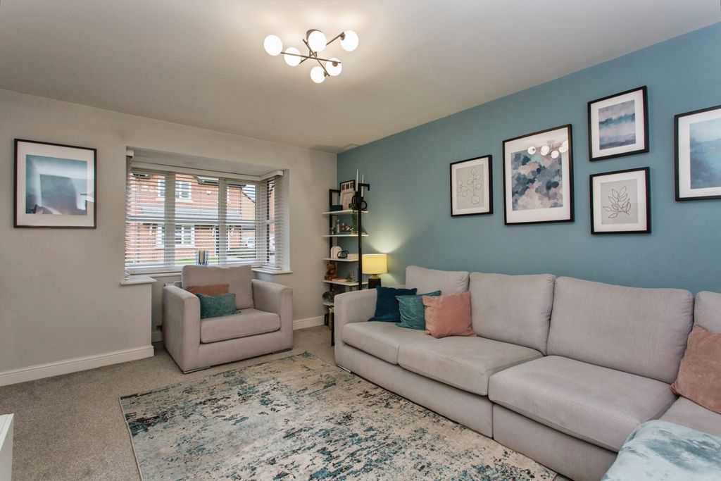 Property photo 2 of 19 Lounge