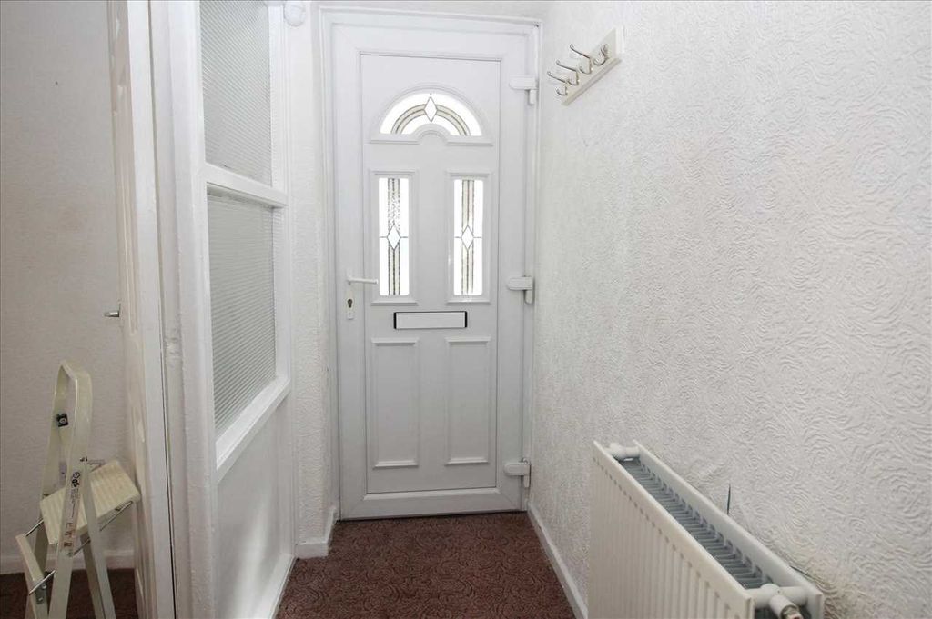 Property photo 3 of 11 Entrance Hall