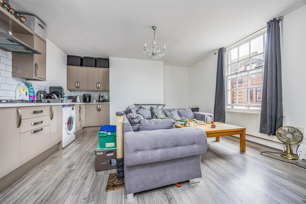 Property photo 3 of 14 Flat 2, 21, Elmore Court, East Street, Havant-Smal