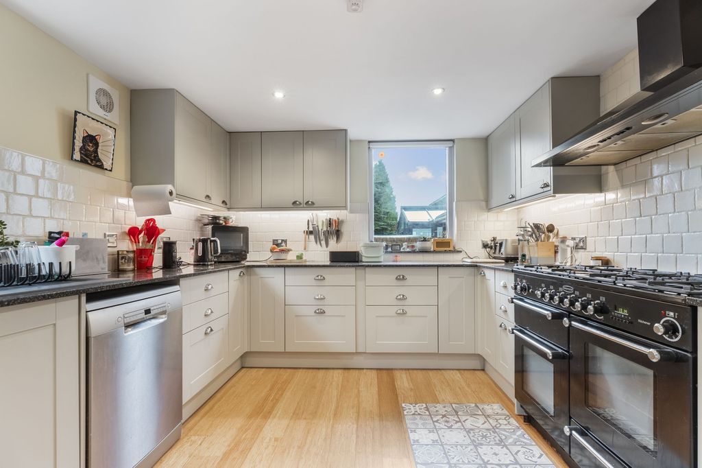 Property photo 3 of 33 Kitchen