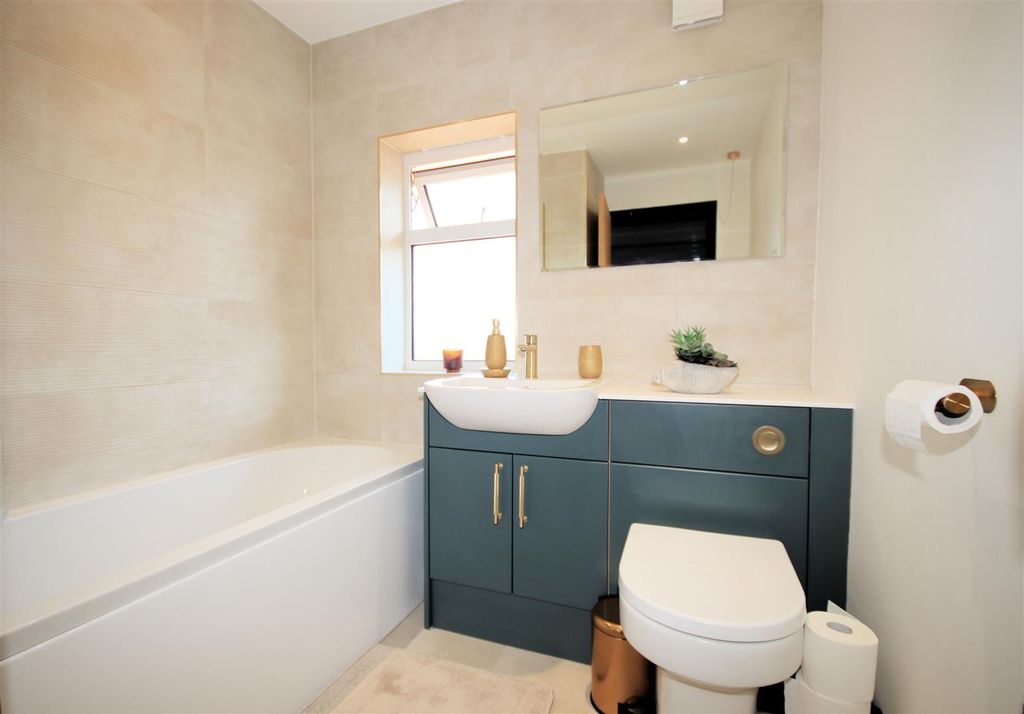 Property photo 3 of 16 Refitted Family Bathroom