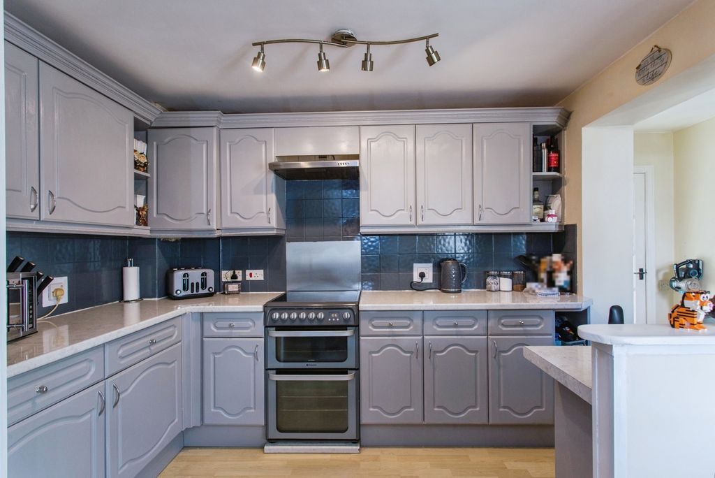 Property photo 3 of 20 Kitchen