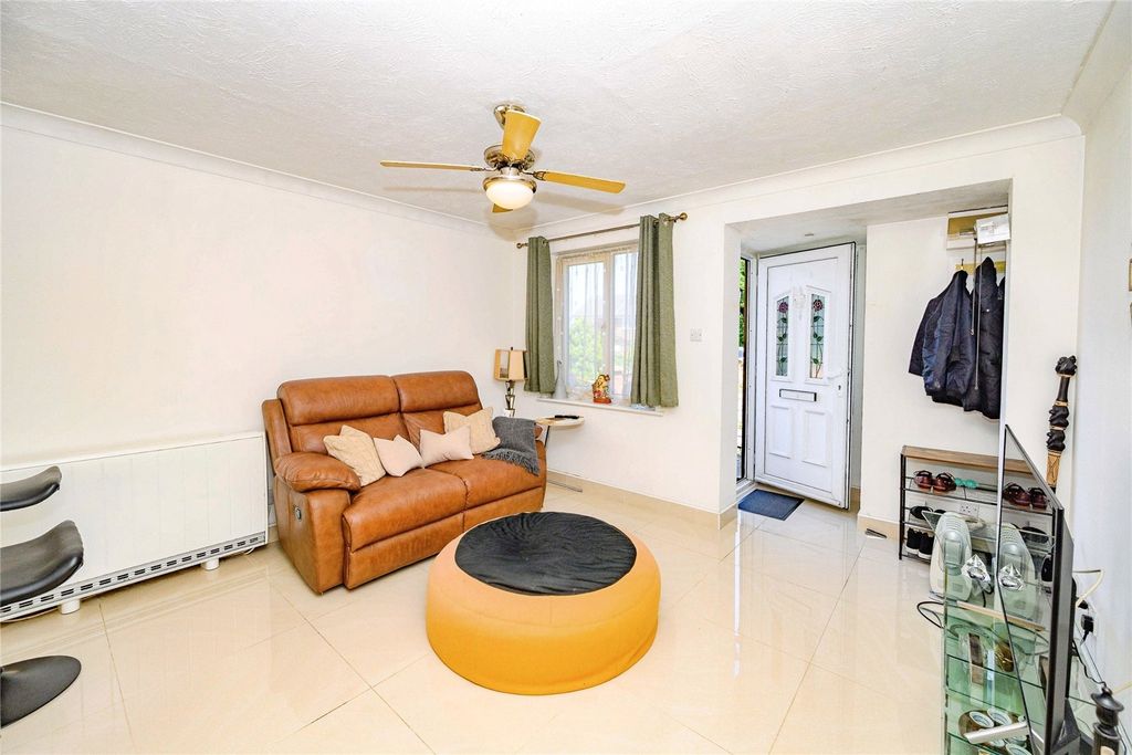 Property photo 3 of 10 Lounge