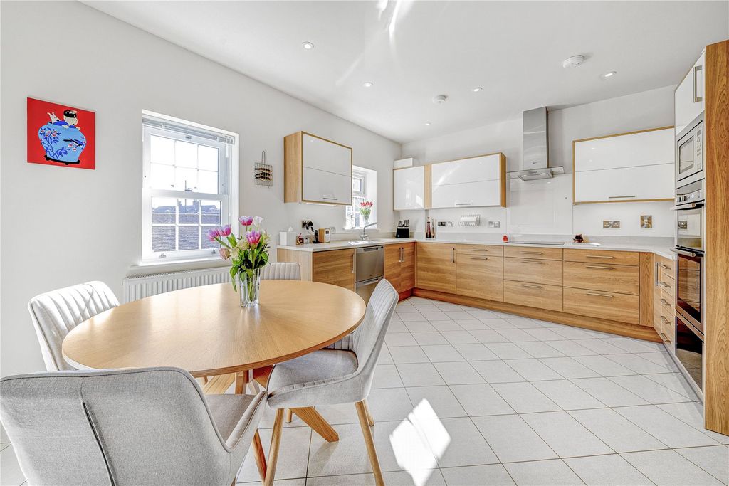 Property photo 2 of 34 Kitchen Breakfast