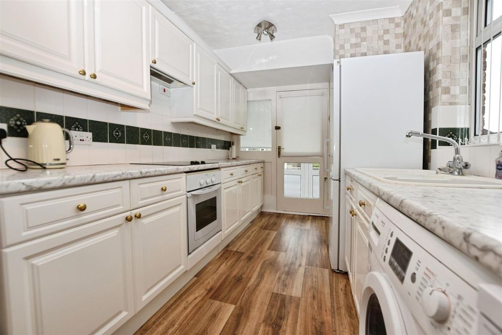 Property photo 2 of 11 Kitchen