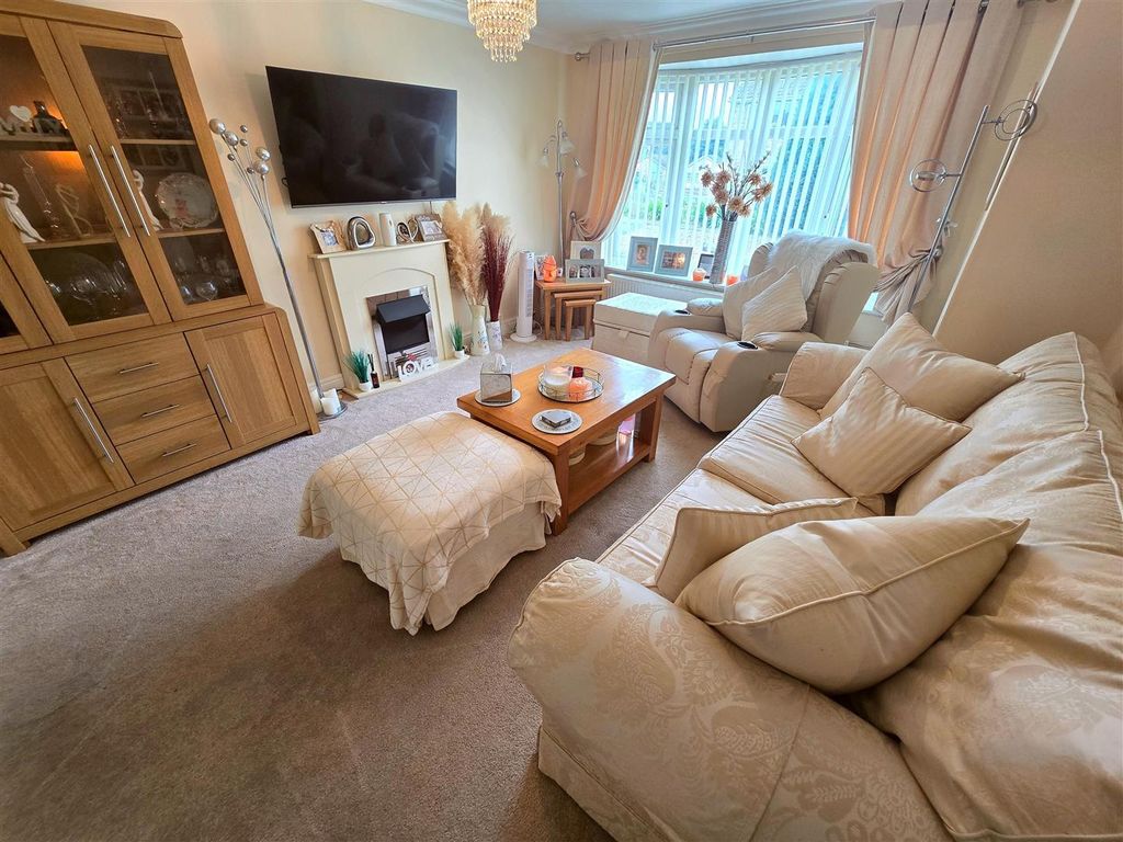 Property photo 2 of 14 Lounge