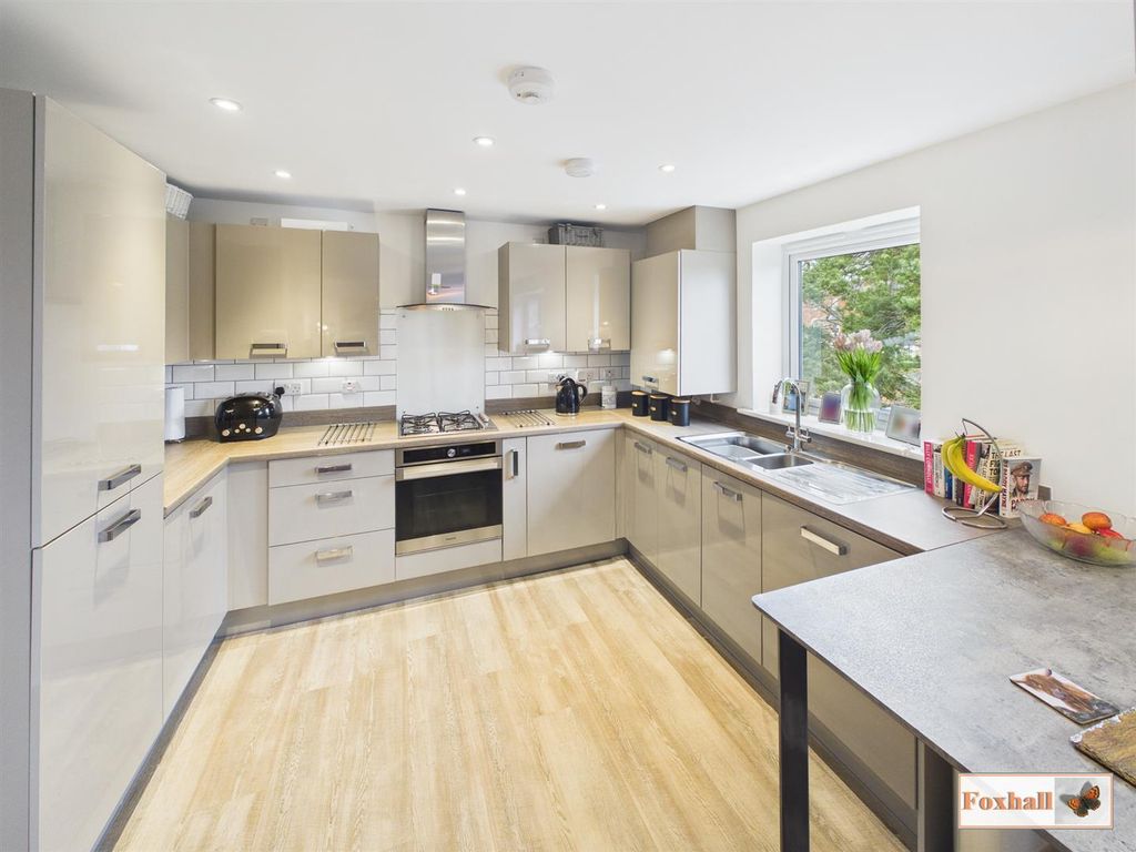 Property photo 2 of 18 Kitchen / Breakfast / Lounge