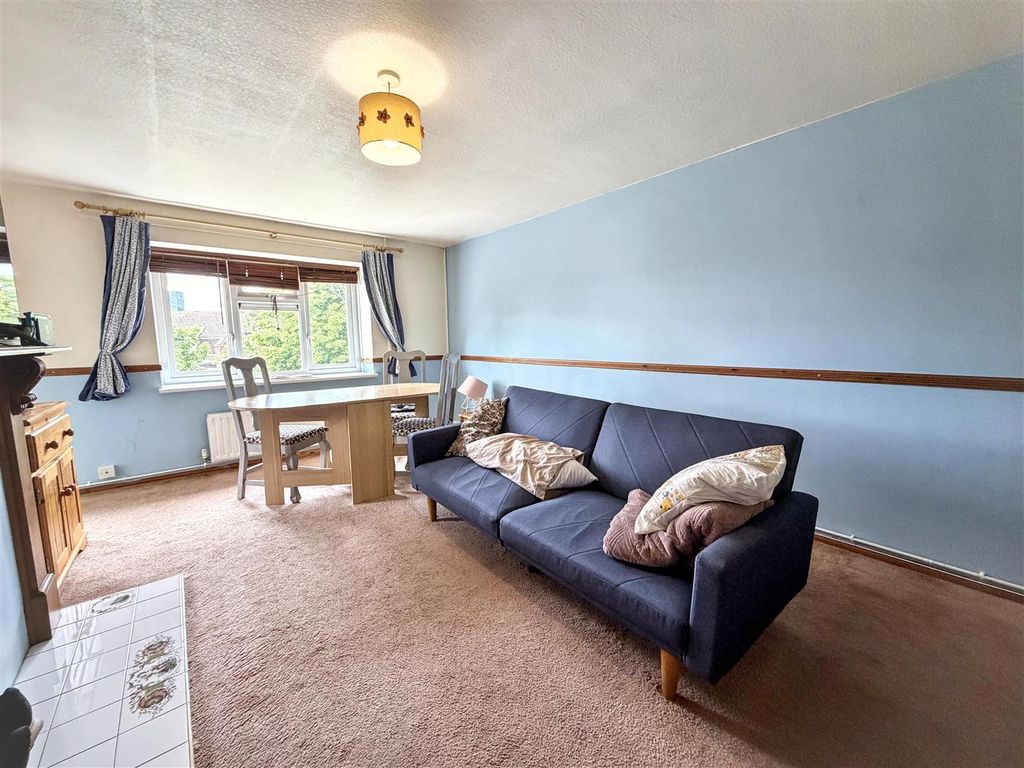 Property photo 3 of 12 Lounge