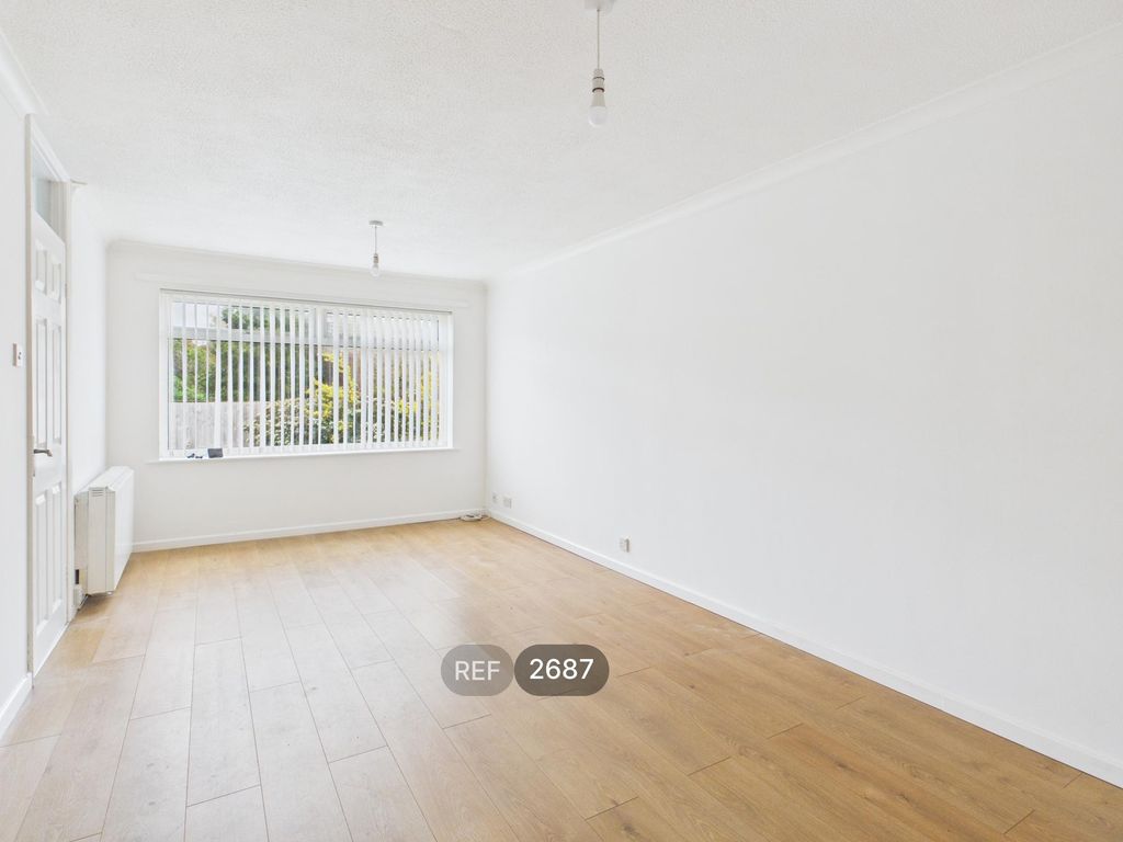 Property photo 3 of 10 Living Room