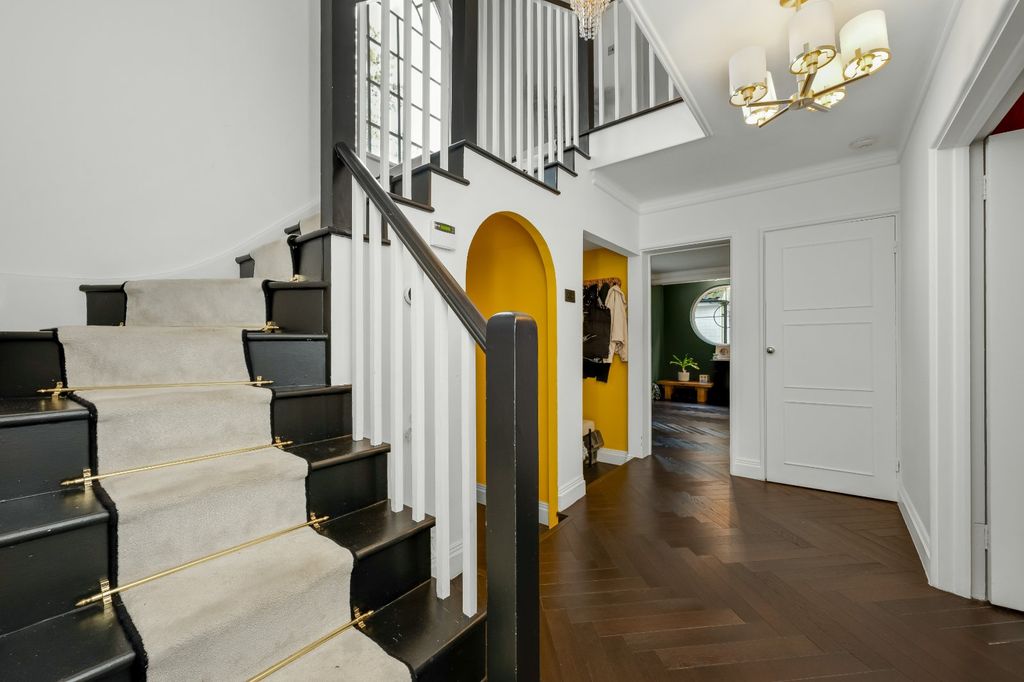 Property photo 3 of 22 Entrance Hall