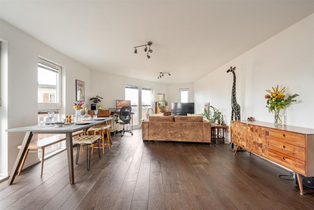 Property photo 1 of 18 Amhurst Road, E8