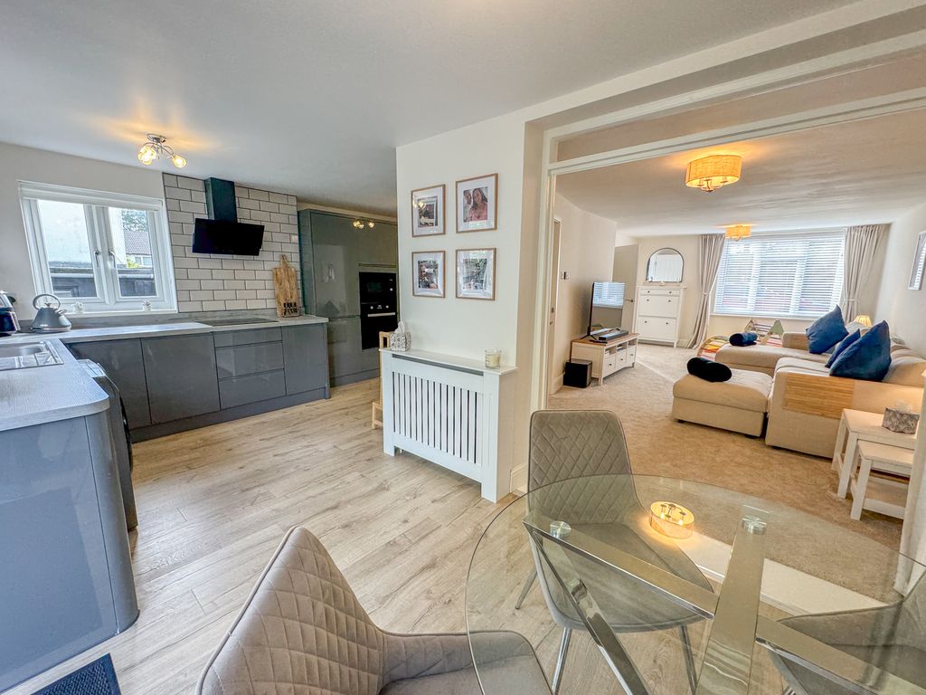 Property photo 3 of 21 Kitchen Open Plan