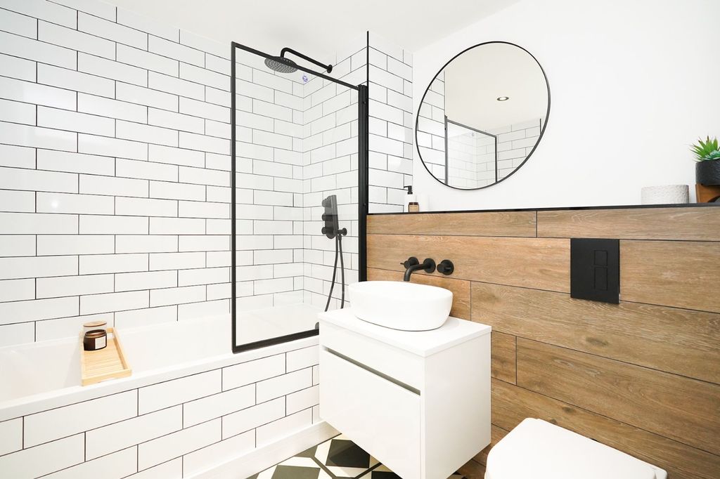 Property photo 3 of 13 Bathroom