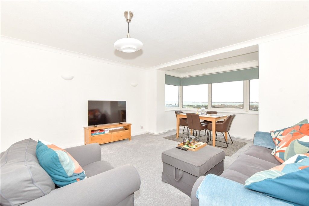 Property photo 3 of 8 Lounge