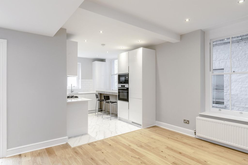 Property photo 3 of 12 Kitchen