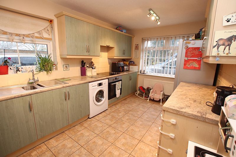 Property photo 3 of 10 Kitchen