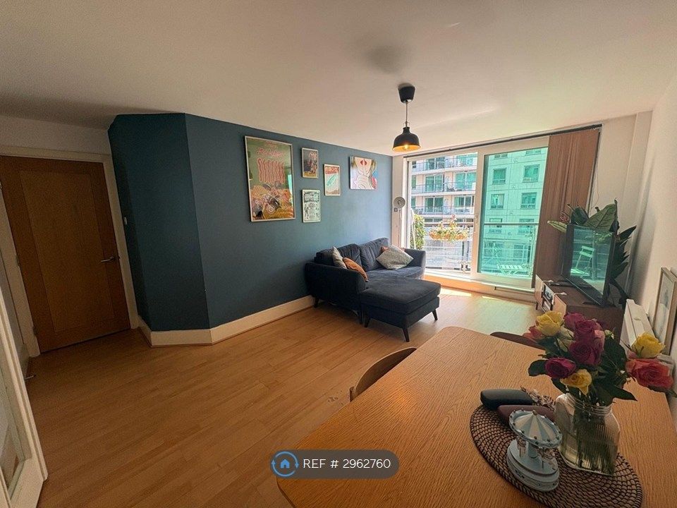 Property photo 1 of 11 Open-Plan Living And Dining Area