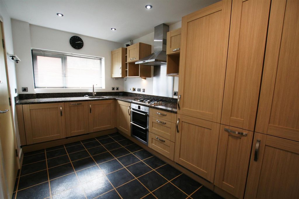 Property photo 3 of 9 Basinroad,32Kitchen.Jpg