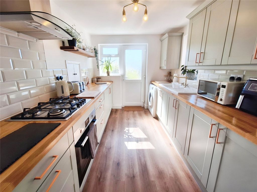 Property photo 3 of 16 Kitchen