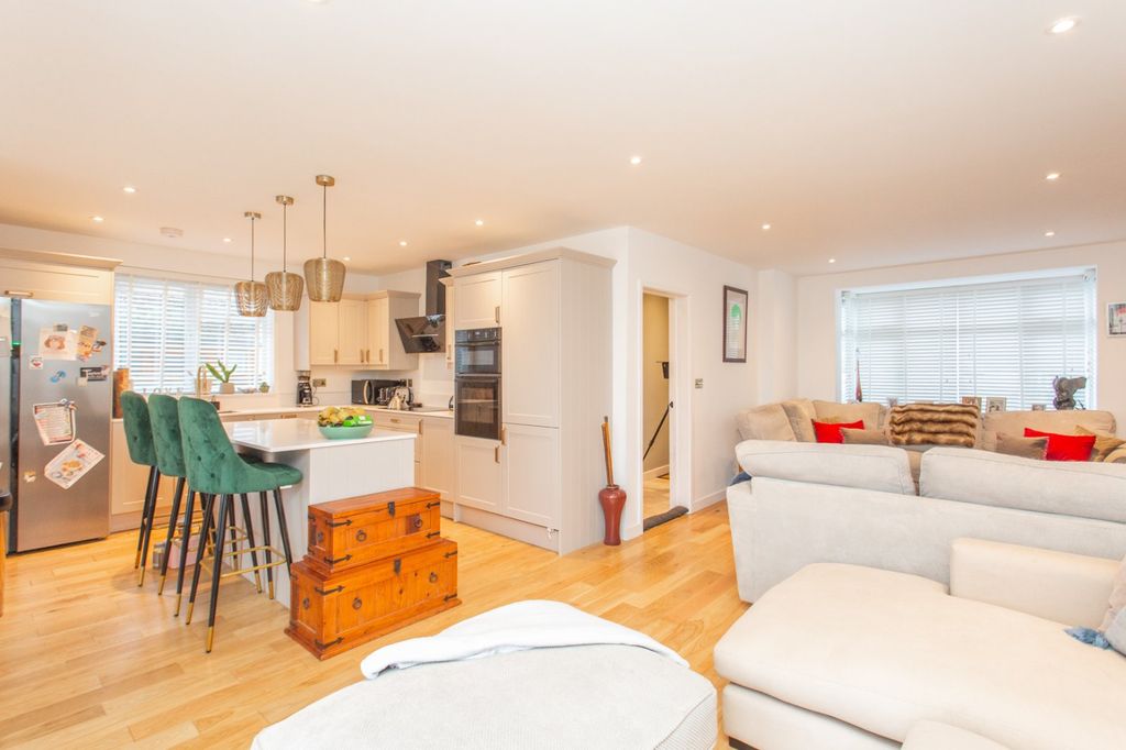 Property photo 3 of 17 Picture 3