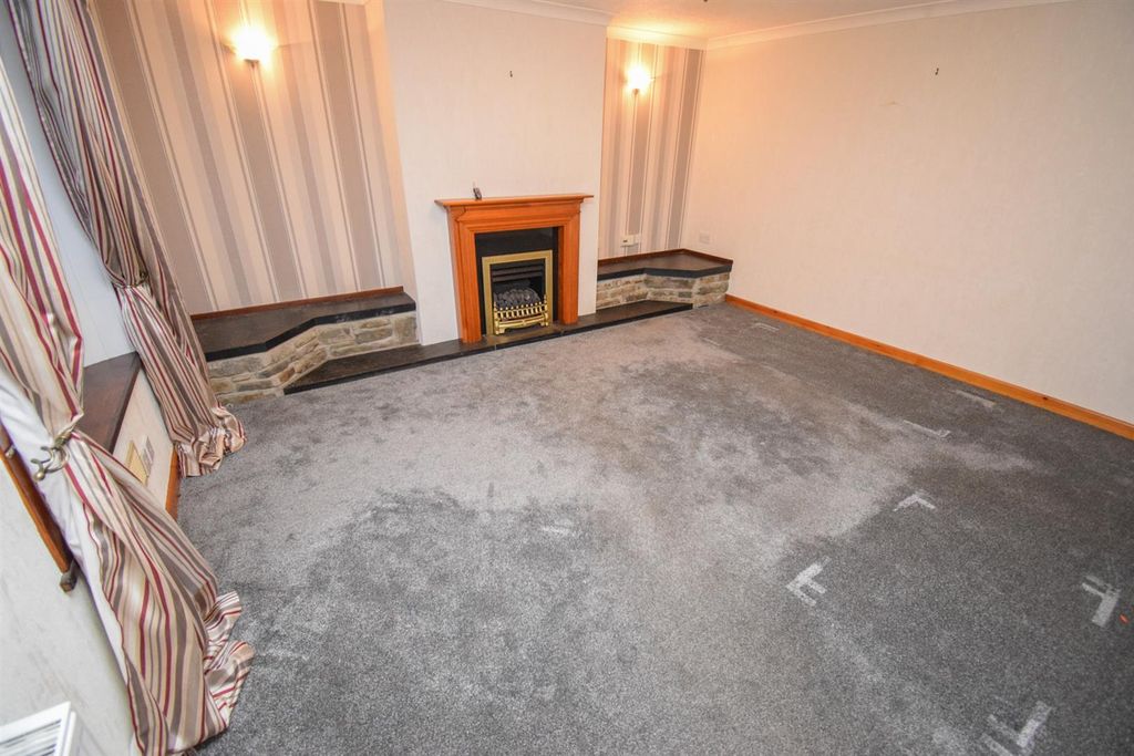 Property photo 3 of 21 Lounge