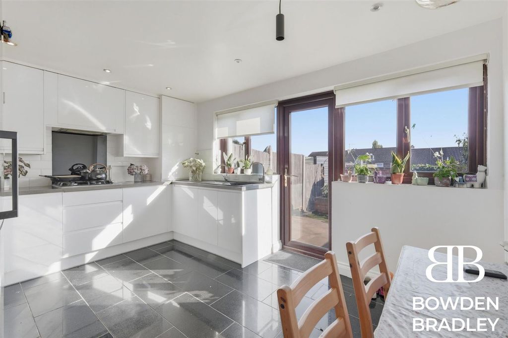 Property photo 2 of 25 Kitchen