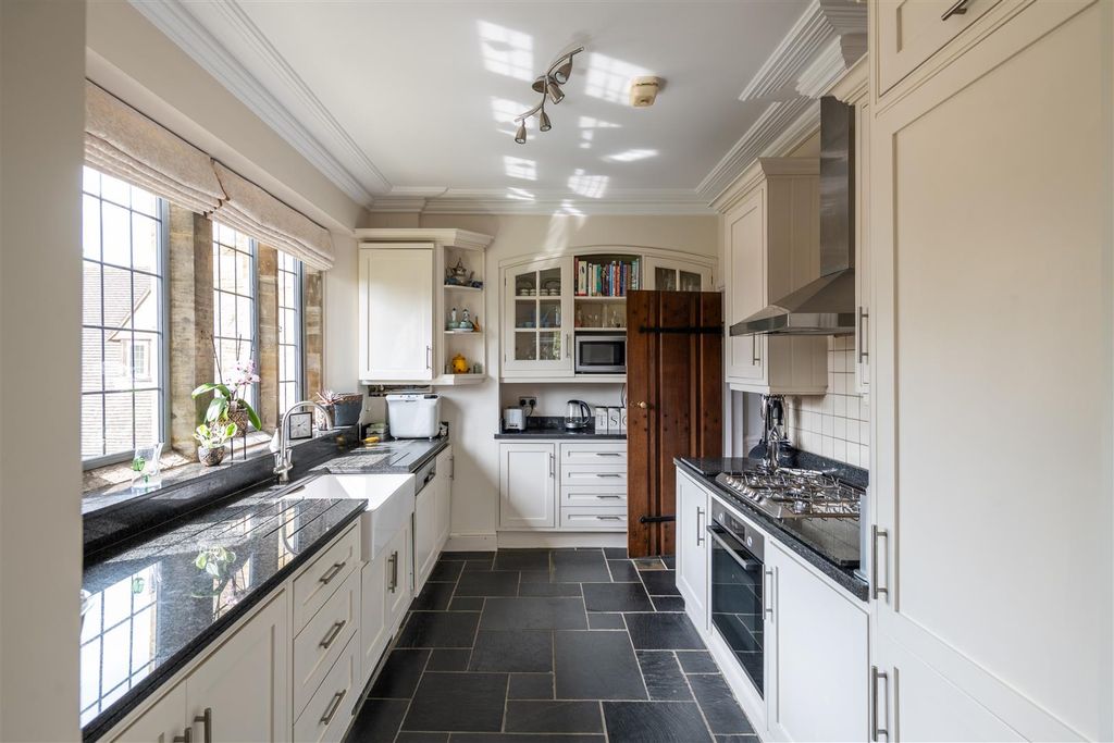 Additional image 12 of 2 bed flat for saleStuart Way, East Grinstead RH19