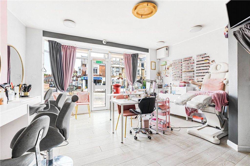 Property photo 3 of 18 Salon