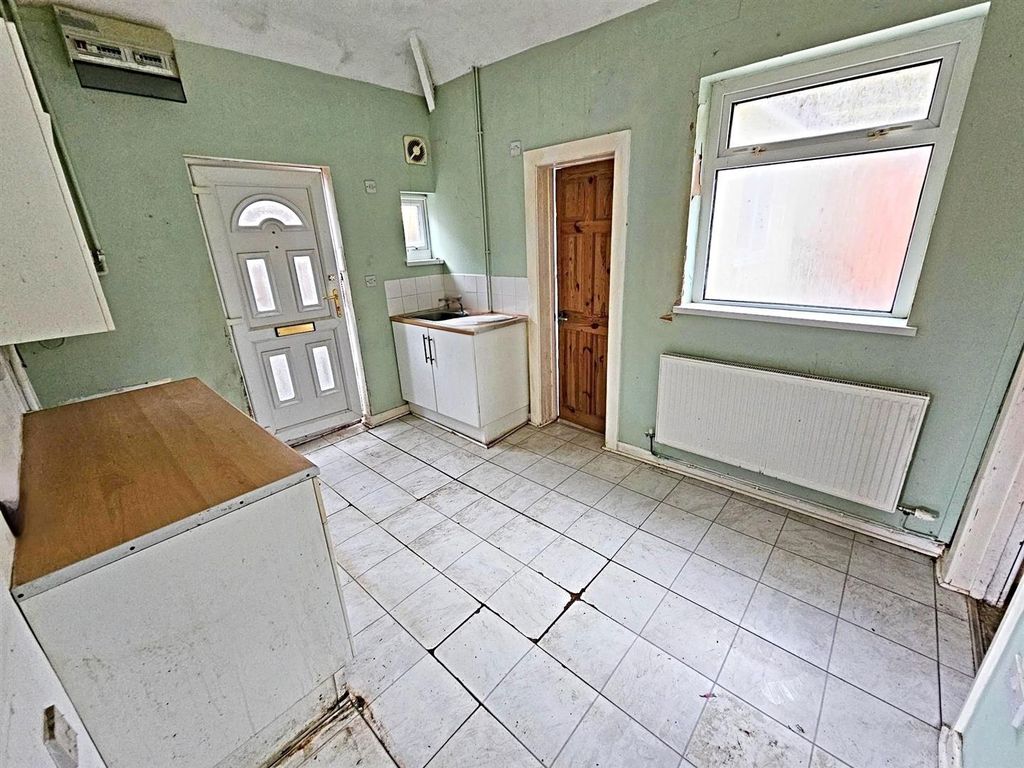 Property photo 3 of 10 Kitchen