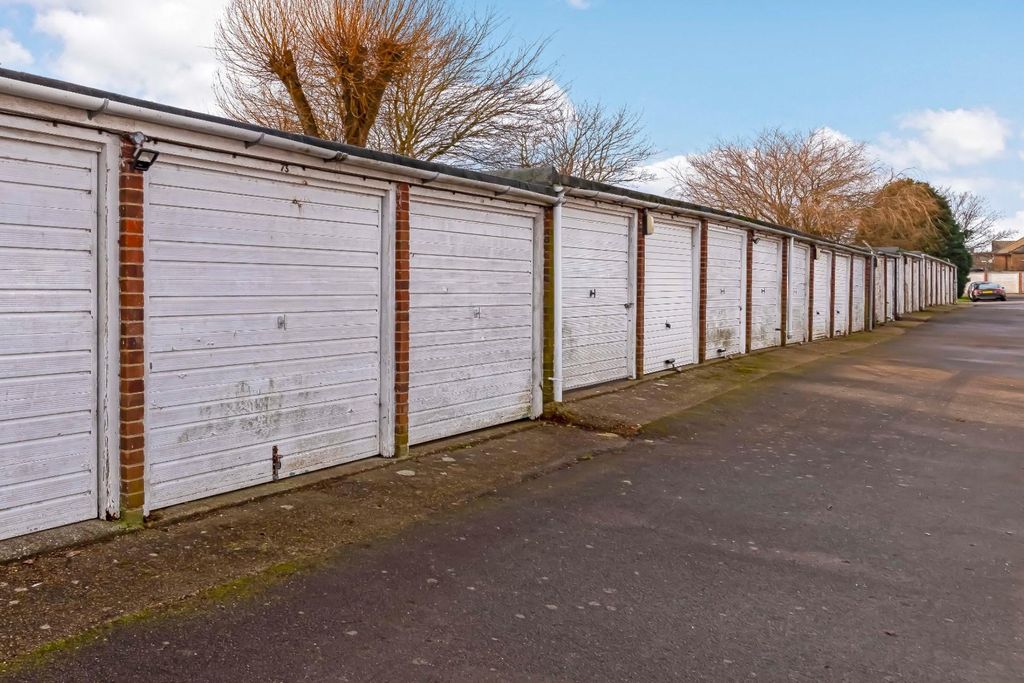 Property photo 3 of 19 Meadway_17.Jpg
