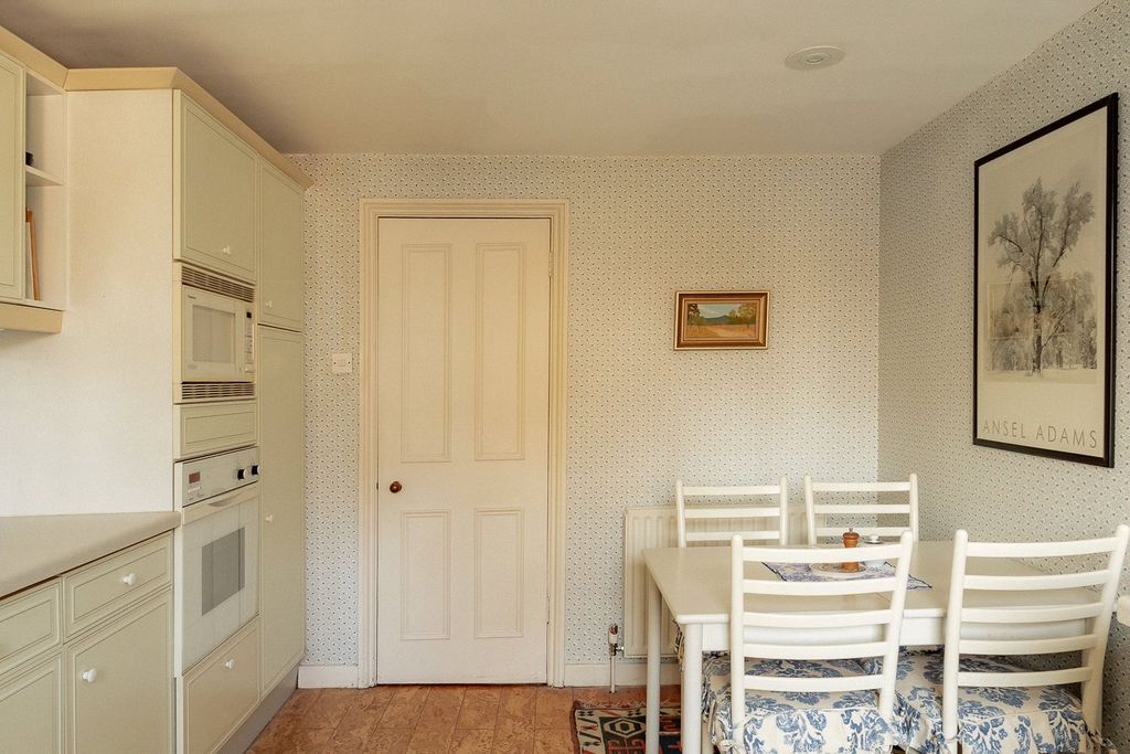 Property photo 3 of 10 Kitchen
