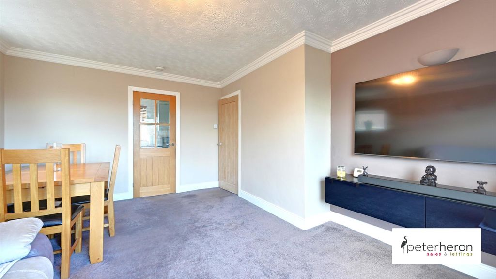 Property photo 3 of 10 Lounge