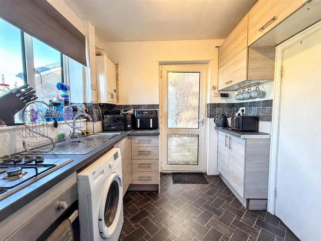 Property photo 3 of 14 Kitchen