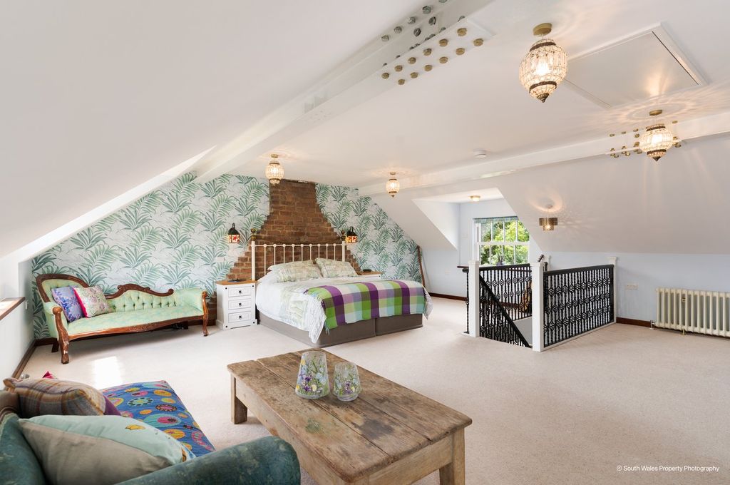 Property photo 2 of 31