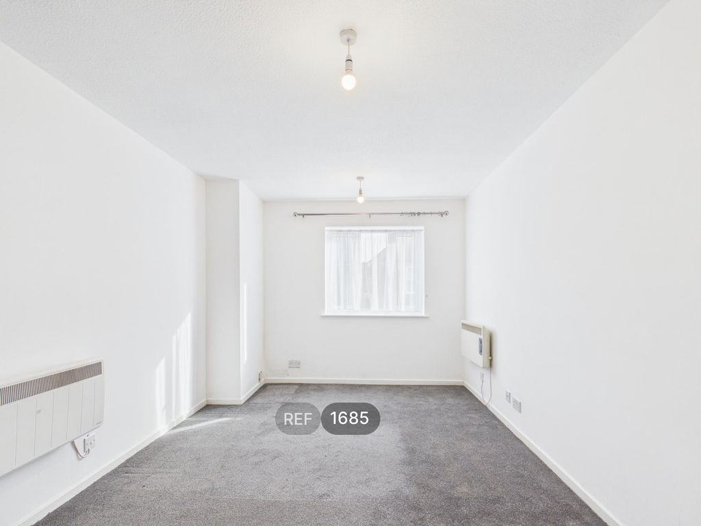 Property photo 3 of 14 Living Room