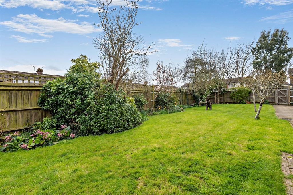 Property photo 2 of 26 8682355-Exterior04-800.Jpg